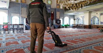 Körfez’in camilerinde Ramazan temizliği