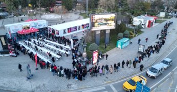 İzmit Belediyesinin Mobil Aşevi, bu sene de iftarda vatandaşları buluşturdu