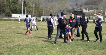 Yeşil saha boks ringine döndü