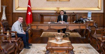 Vali Aktaş, Tribünden düşen Kocaelispor taraftarının babasını ağırladı