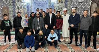 Başkan Sezer Teravih Sonrası Gençlerle Bir Araya Geldi