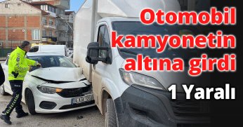 Otomobil kamyonetin altına girdi 1 yaralı