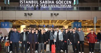 Gebze'nin voleybol takımı çiçeklerle karşılandı