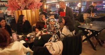 Saadet Partisi’nden Gençlere Karanfilli Ziyaret