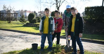 Çocuklar fidanları toprakla buluşturdu