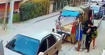  Biri oyaladı, diğeri kucağındaki bebekle çaldı