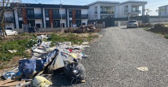 Molozları lüks sitelerin arasına döktü