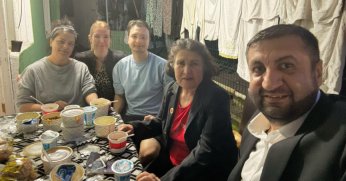 Her akşam farklı sofralarda gönüllere dokunan ziyaretler