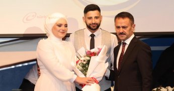 Kocaeli Valisi İlham Aile ve Gençlik Fonu'yla Evlenen İlk Çiftlerin Nikah Şahitliğini Yaptı