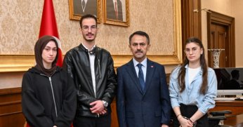 Kocaeli Sağlık ve Teknoloji Üniversitesi Öğrencileri Vali İlhami Aktaş'ı Ziyaret Etti