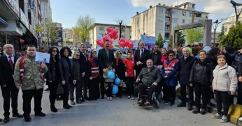 OTİZM FARKINDALIK GÜNÜ GÖLCÜK'TE RENKLİ GÖRÜNTÜLERE SAHNE OLDU