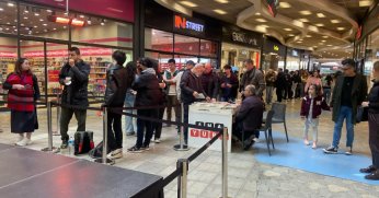 İmza Gününde Uzun Kuyruklar Oluştu