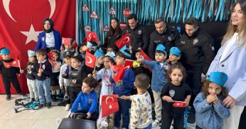 Anne Şehir’de polislere sürpriz kutlama