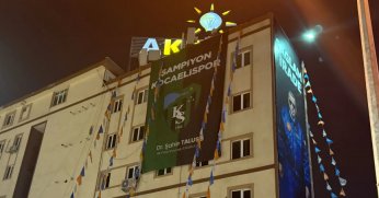 AK Parti bayrağı, geceden astı