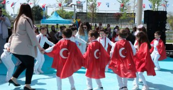 İzmit'te Milli İrade Meydanı çocukların neşesi ile cıvıl cıvıl