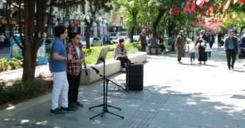 İzmit Cumhuriyet Bulvarı’nda 23 Nisan’a özel “Notalı Duraklar”