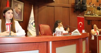 Meclis koltukları çocuklara emanet