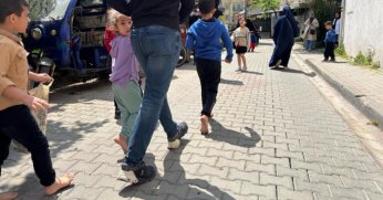 Depremde ayakkabıyı unutup kaçtılar