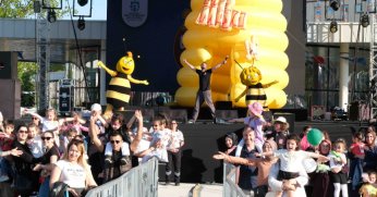 Kocaeli'de “Arı Maya” Kocaelili minikler için sahnede