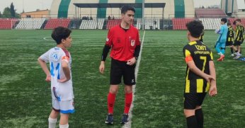 Hakem futbolcunun kramponlarını bağladı