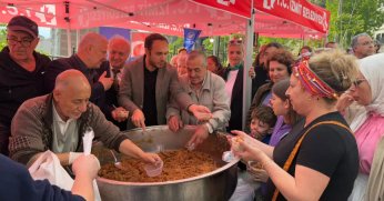 Kapanca Sokak Festivalinde İzmitlilere un helvası ikramı