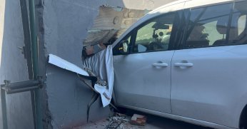  Fren Yerine Gaza Bastı, Oto Yıkama Dükkanının Duvarına Çarptı!