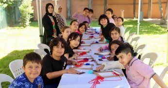 Minik eller Hereke Halısı dokudu