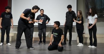 Sahnelediği oyunda doğaçlama hareketle elini kıran öğrenci 