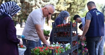 Kartepe Belediyesi’nden Mezarlıklarda Çiçek Dağıtımı