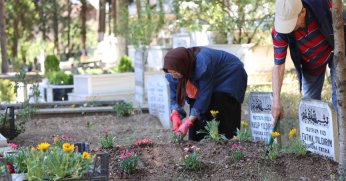 Kabirlere çiçek, gönüllere huzur