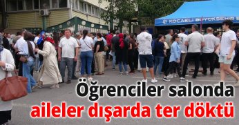 Öğrenciler salonda, aileler dışarda ter döktü