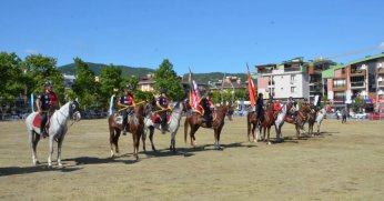 Başkan Söğüt önce cirit attı sonra halay çekti