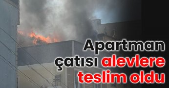 Apartman çatısı alevlere teslim oldu