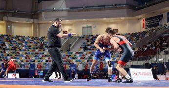 Güreşçiler minderde terlemeye devam ediyor