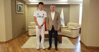 Başkan Büyükakın’dan Milli Yüzücü Kuzey Tunçelli’ye Tebrik ve Destek Mesajı!