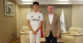 Büyükakın, İzmitli Avrupa Şampiyonu Kuzey Tunçelli’yi tebrik etti