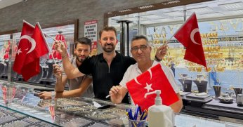 Esnafa ve vatandaşlara binlerce bayrak dağıtıldı