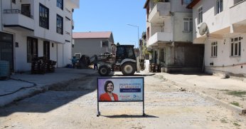 İzmit Belediyesi, Yörükler Sokak’ta bozulan parke yolu yeniledi