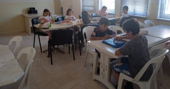 çocuklar hem eğleniyor hem öğreniyor