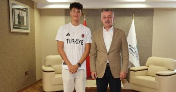 Başkan Büyükakın İzmitli şampiyonu kutladı