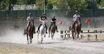 RAHVAN AT YARIŞI GÖLCÜK KOŞUSU NEFESLERİ KESTİ