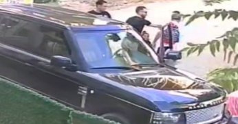  Çocuklarını okula götüren babaya tokat attı