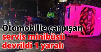 Otomobil ile çarpışan servis minibüsü devrildi: 1 yaralı