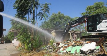 İzmit’te tehlike arz eden metruk bina yıkıldı