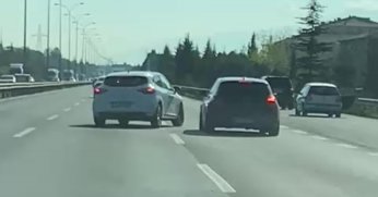 Bebekli otomobili sıkıştırdı, 5 araç birbirine girdi