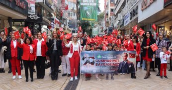 İzmit’te Cumhuriyet Korteji çocukların adımlarıyla renklendi