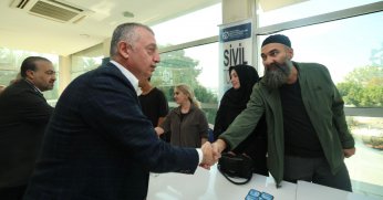 Evlerine giremeyen ailelere moral ziyareti