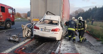 Otomobiliyle tırın altına giren 18 yaşındaki sürücü hayatını kaybetti