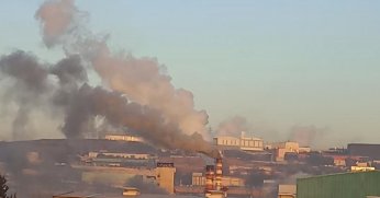 Bacadan çıkan simsiyah duman vatandaşı tedirgin etti