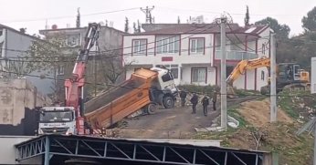 Yük boşaltan kamyon askıda kaldı